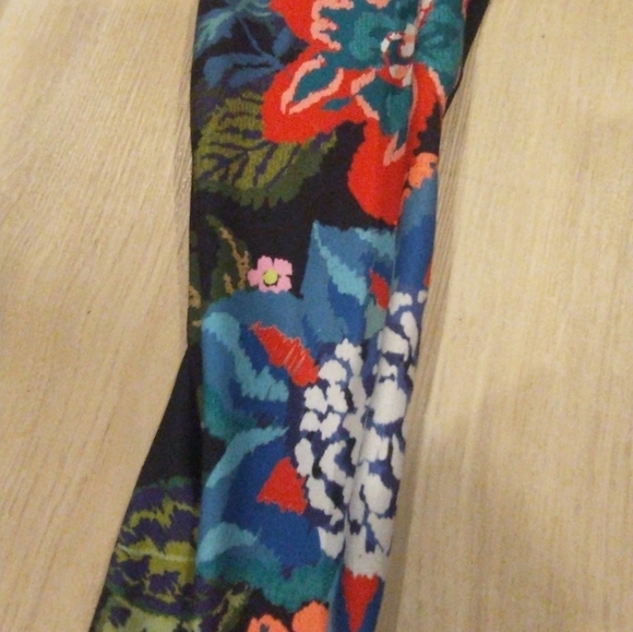 Super cute yoga pants size small - Picture 4 of 7
